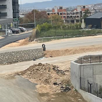 Sürekli Kazı Çalışması Ve Toz Çamur İçinde Kalan Mahalle