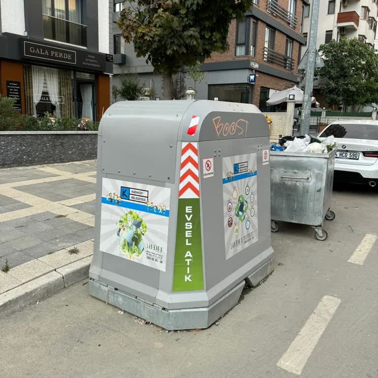 Kırık Çöp Konteyneri İle Belediyenin Engellediği Hizmet