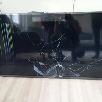 Kırık Televizyon Ve İlgisiz Servis Sorunu