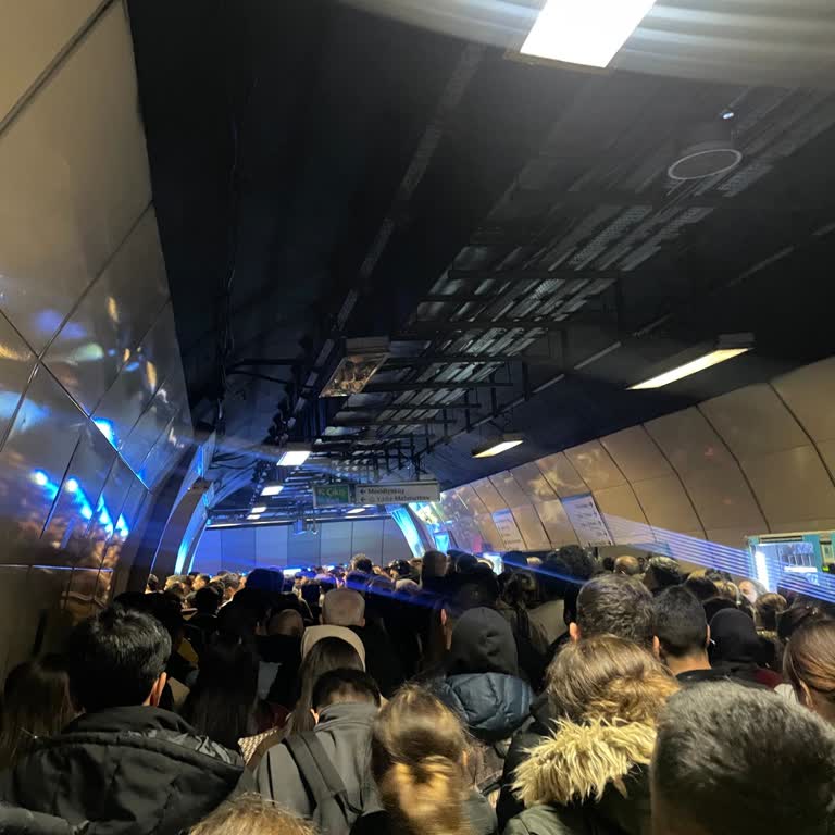 Mecidiyeköy Metro Merdivenlerindeki Sorun Ve İlgisizlik