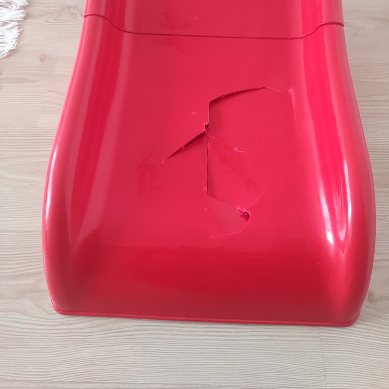 Dolu Su Kaydırağı: Kırılan Parçalar Ve Mahcubiyet