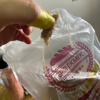 Ekmekten Poşet Çıktı: Sağlığımız Tehlikede!