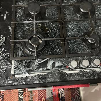 Simfer Patlayan Cam Ocak Ve İlgisiz Servis