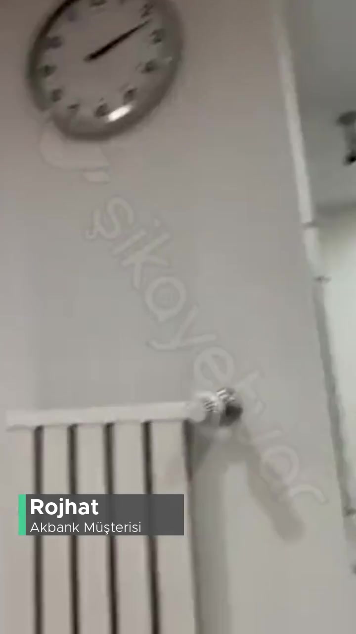 Akbank 50 Dakika'dır Kimse Bizle İlgilenmiyor! videonun kapak resmi