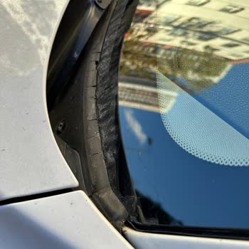 BMW F20 Ön Cam Fitil Sorunu: Kalite Beklentisini Karşılamıyor