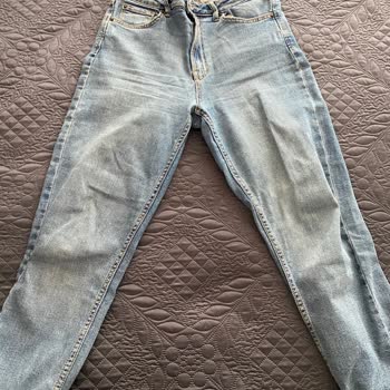 Stradivarius me envió pantalones usados y dañados con manchas