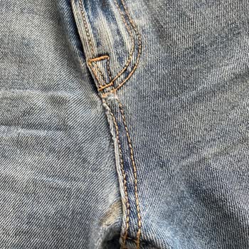 Stradivarius me envió pantalones usados y dañados con manchas