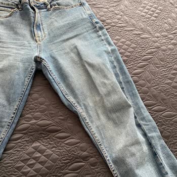 Stradivarius me envió pantalones usados y dañados con manchas