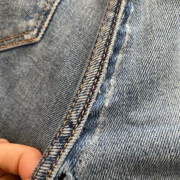 Stradivarius me envió pantalones usados y dañados con manchas