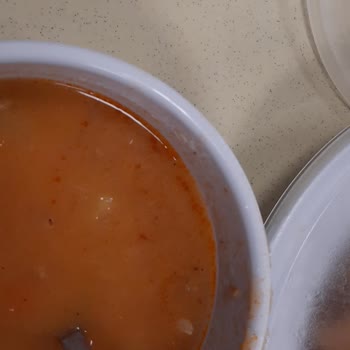 Hijyen Skandalı: Çorba İçinde Cam Ve Böcekli Salatalar!