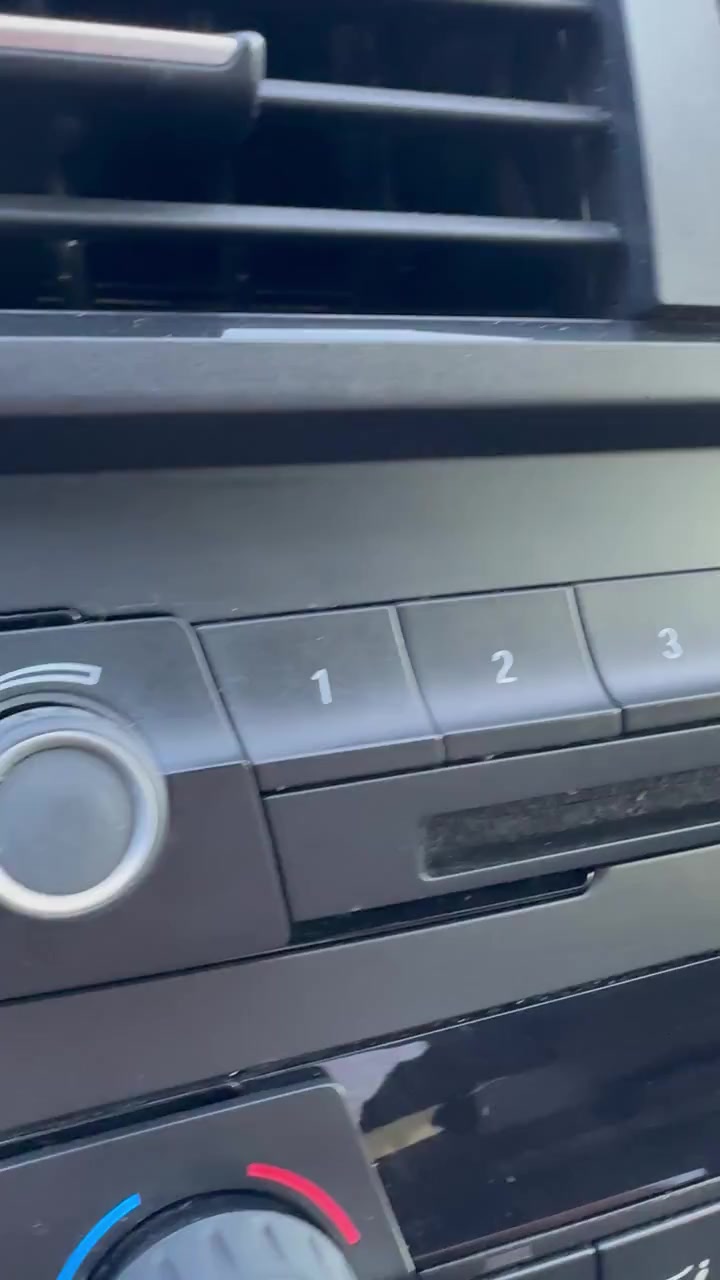 BMW F20 2014: Радиокнопки треснули, нет решения от BMW обложка видео