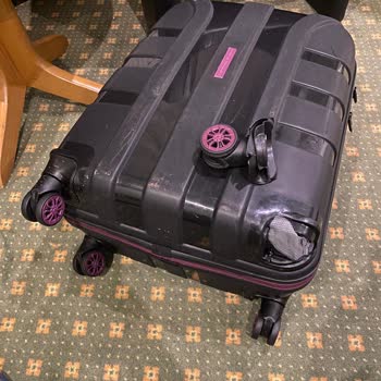 Ärgerlicher Service bei AJet, beschädigter Koffer wird ignoriert