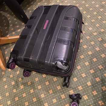 Ärgerlicher Service bei AJet, beschädigter Koffer wird ignoriert