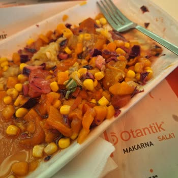 Çürük Salata Ve Kötü Hizmetle Hayal Kırıklığı