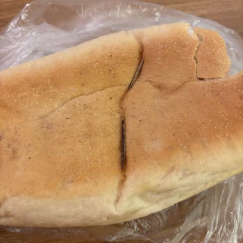 Migros'tan Alınan Ekmeğin İçinden Çıkan Odun Parçaları