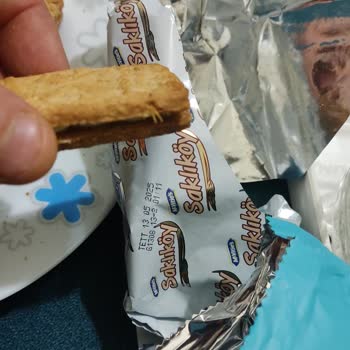 Bisküvi İçinden Çıkan Ot Sapı Tehlikesi