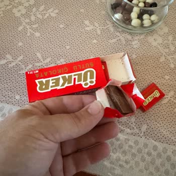 Çikolata Paketinde Kurtçuk Şoku