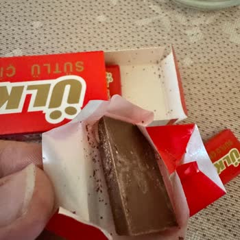 Çikolata Paketinde Kurtçuk Şoku