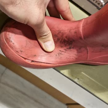 Ayakkabı Dünyası'ndan Alınan Çizme Kışa Dayanamadı