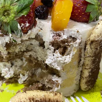 Çürük Çilekler Ve Bayat Pastalar: Mağduriyetimizi Giderin