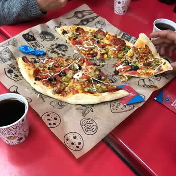 Domino's Pizza'da Yanıltıcı Porsiyonlar Ve Kaba Çalışanlar