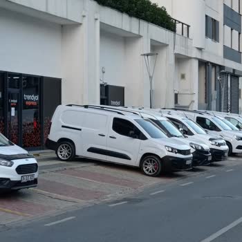 Yaya Kaldırımlarını İşgal Eden Araçlar