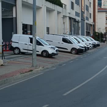 Yaya Kaldırımlarını İşgal Eden Araçlar