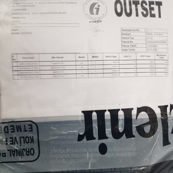 Tommy Hilfiger Eşofman Altında Güneş Yanığı Sorunu