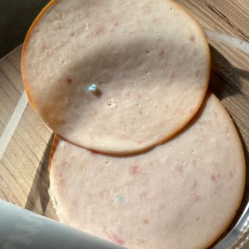 Namet Hindi Füme Ürününde Plastik Parçalar