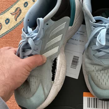 Adidas Ayakkabımın Hızla Yırtılması Ve Mağaza Yanıtı