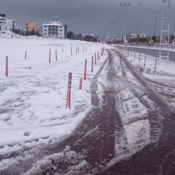Yoğun Kar Yağışında Uygun Olmayan Lastiklerle Sınav Mağduriyeti