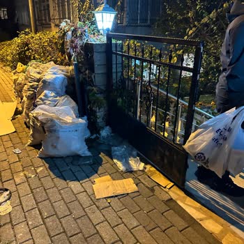 Üsküdar Belediyesi Apartman Girişi Çöp Sorunu Ve Engeller