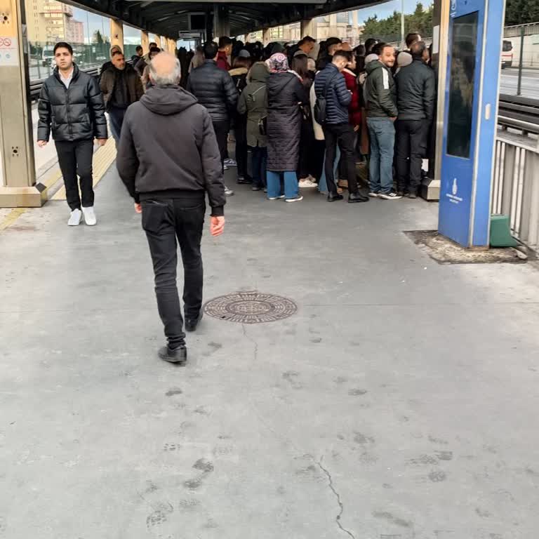 Metrobüs Seferleri Azaldı, Yolcular Mağdur