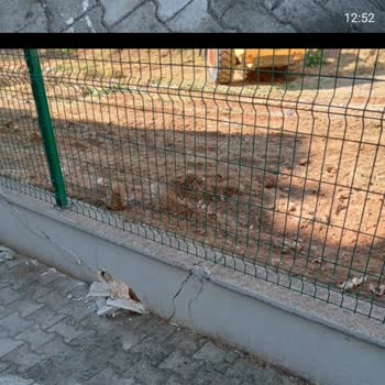 Belediye Çalışanlarının Bahçe Duvarını Kırması