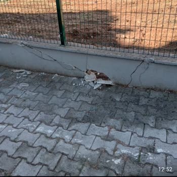 Belediye Çalışanlarının Bahçe Duvarını Kırması