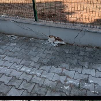 Belediye Çalışanlarının Bahçe Duvarını Kırması