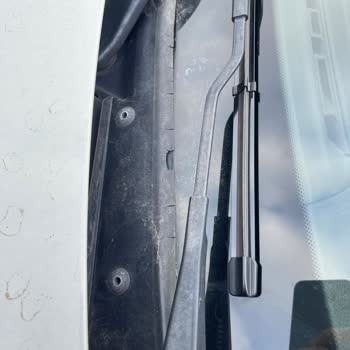 BMW Ön Cam Plastik Sorunu