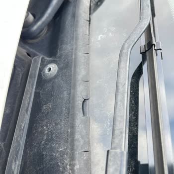 BMW Ön Cam Plastik Sorunu