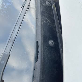 BMW Ön Cam Plastik Sorunu