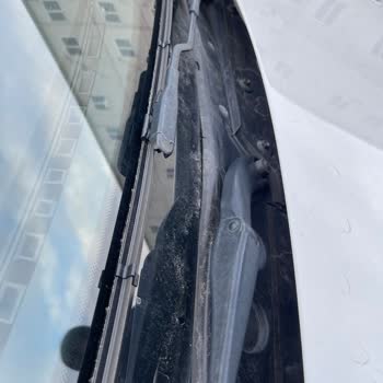 BMW Ön Cam Plastik Sorunu