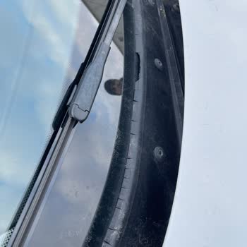 BMW Ön Cam Plastik Sorunu