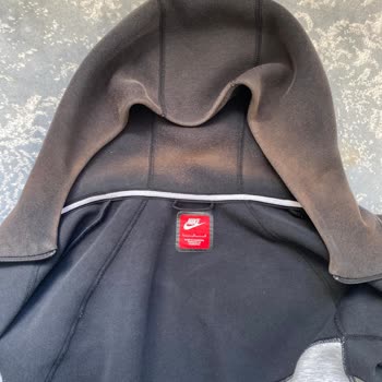 Renk Atan Ürün Ve İlgisiz Mağaza Deneyimi