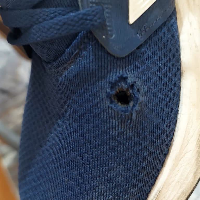 Az Kullanılan Adidas Ayakkabıda Beklenmedik Delik Problemi