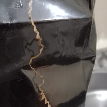 Çayın İçinden Naylon Parçası Çıktı: Aile Sağlığımız Tehdit Altında!