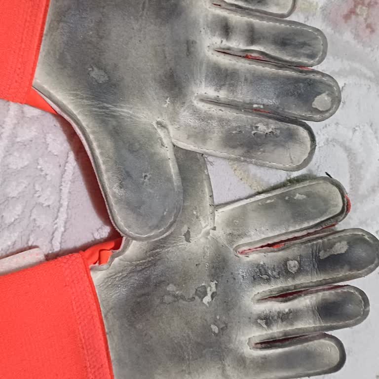 Adidas Kaleci Eldivenleri: 5 Günde Parçalanma Sorunu