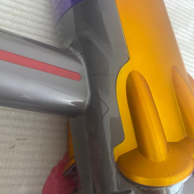 Dyson Süpürge Gövdesinde Çatlama Ve Ücret Talebi