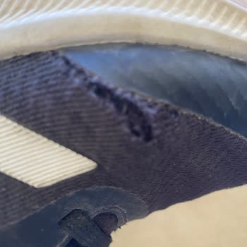 Adidas Ayakkabıda Beklenmedik Açılma Sorunu