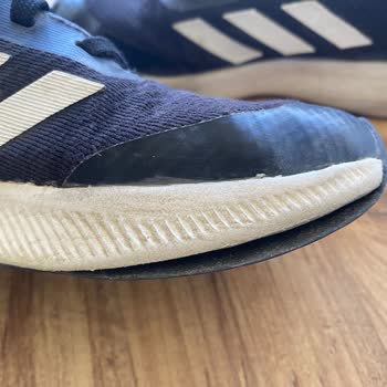 Adidas Ayakkabıda Beklenmedik Açılma Sorunu