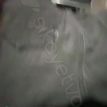 Mavi Ağ Kısmında Ve Arka Cep Kısmında Yırtılmalar Ve Renk Değişimi