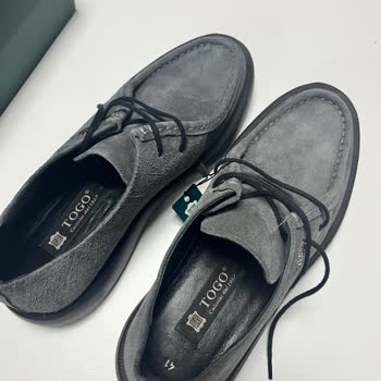 Farklı Renklerde Ayakkabı Ve Kalitesiz Ürün Teslimatı